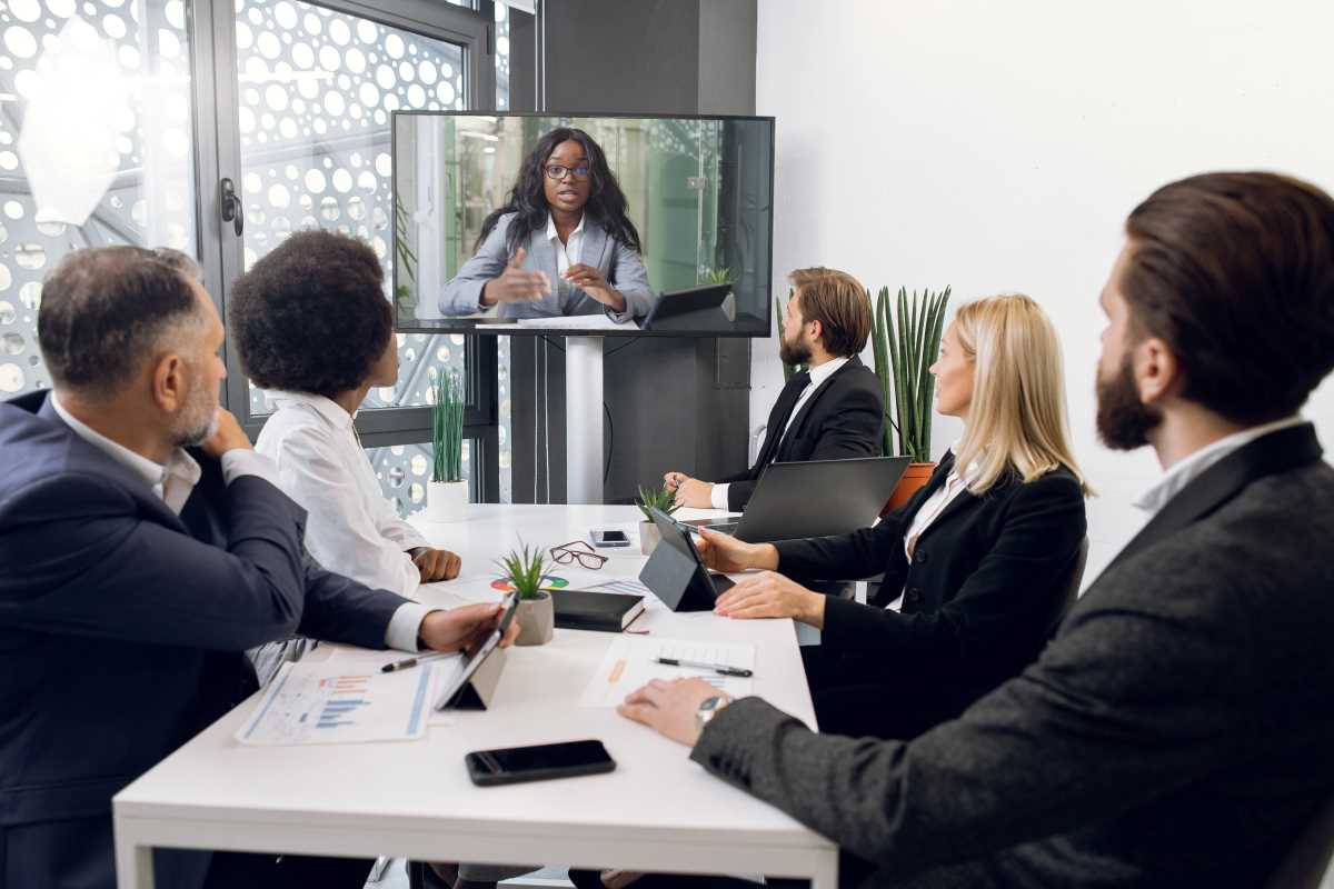 Lead Hybrid Teams with Seamless Momentum