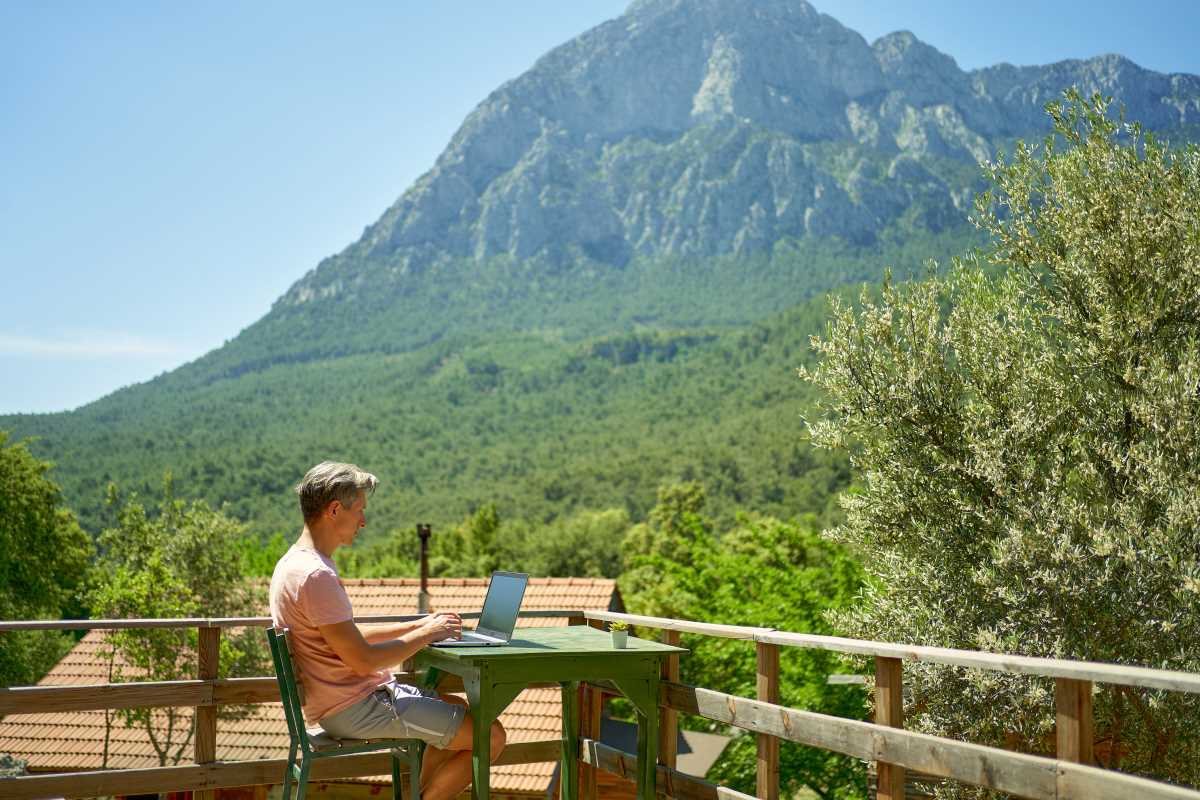 Move from Office Desk to Freelance Freedom with Confidence